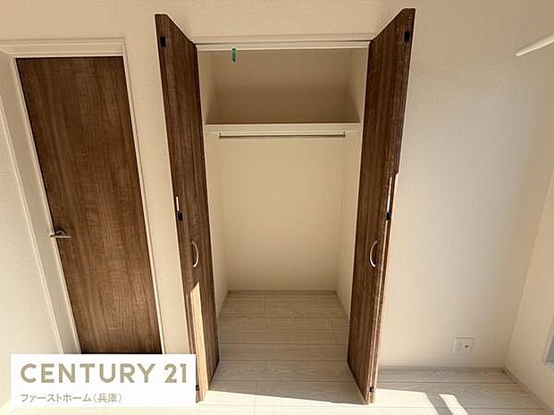 収納スペースがしっかり確保されており整理整頓がしやすいです。扉が大きく開くため荷物の出し入れもスムーズに行えます。内部にバーが設置されており衣類の管理にも便利です。