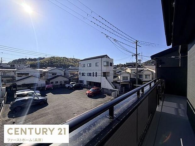 広々としたバルコニーから周囲の景色を見渡すことができます。明るい陽射しが差し込むため開放感を感じられます。洗濯物もよく乾きそうな配置です。近隣の建物との距離感もありゆったりとした印象を受けます。