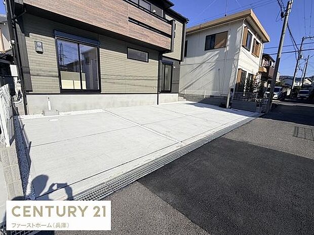 広々とした駐車スペースが確保されています。コンクリート仕上げでお手入れも簡単です。前面道路の幅もしっかりと確保されています。フェンスで区切られているため敷地が明確です。アクセスしやすい配置です。