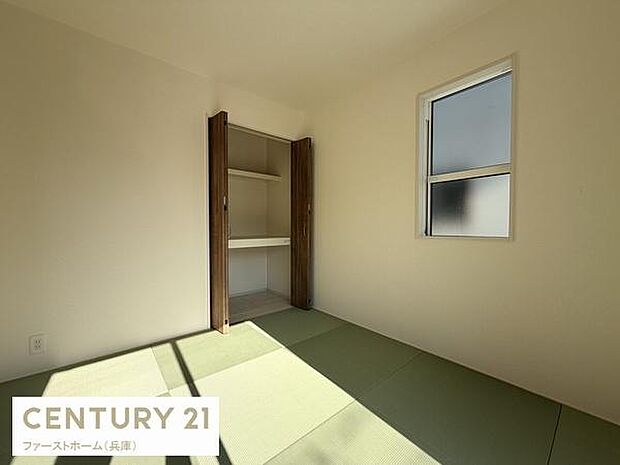 明るい光が差し込む和室です。落ち着いた雰囲気の中収納スペースも確保されています。シンプルな内装でさまざまな用途にご利用いただけます。窓からの風通しも良好です。