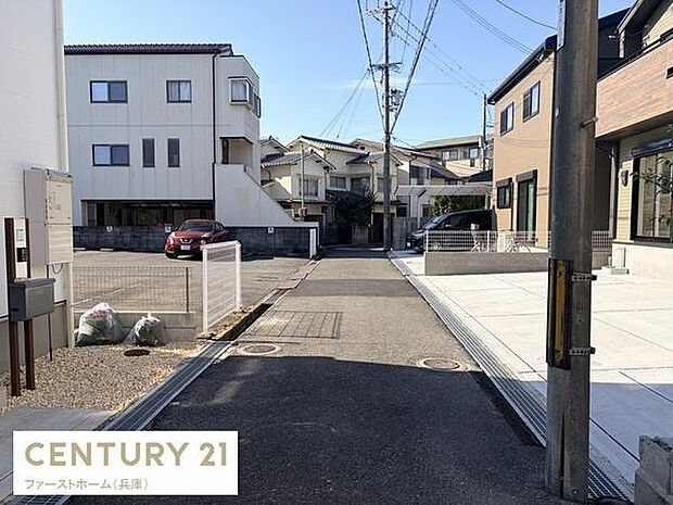 前面道路は十分な幅があり車の出入りもスムーズに行えます。周囲は落ち着いた住環境が広がっています。現地の雰囲気が確認しやすい写真です。無駄のない道路設計が特徴的です。