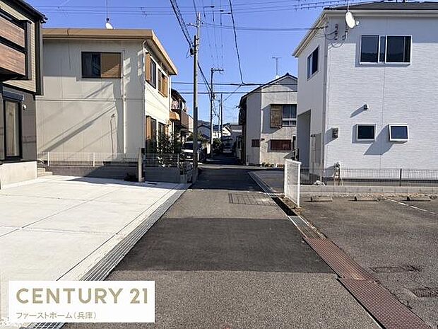 前面道路が整備されており車の出入りもしやすい環境です。周囲の住宅もきれいに整っています。電線もきちんと整備されており安心感があります。住宅街の中に位置している印象です。