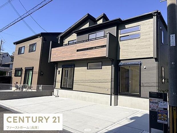 現代的な外観が印象的な戸建住宅です。広々とした駐車スペースがあり車の出し入れもらくらくです。窓が多く室内は明るく開放感があります。ベランダ部分のデザインもアクセントとなっています。