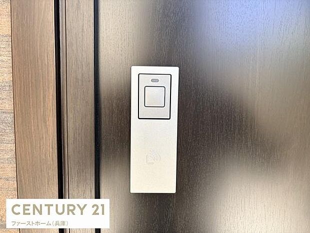 スマートなデザインのドアロックが装備されています。シンプルなボタン操作が可能な玄関まわりです。ワンタッチでの操作がしやすい仕様となっています。モダンな印象の玄関部分が特徴です。