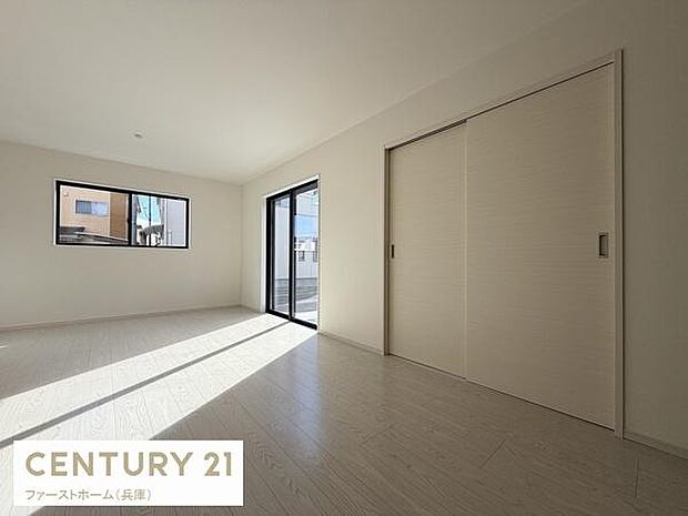 リビングには大きな窓があり室内全体にたっぷりと自然光が差し込みます。無駄のないシンプルな内装が空間を広く感じさせます。クローゼット付きで収納も確保されレイアウトの自由度も高いです。