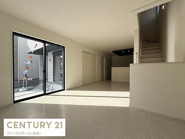 南向きの大きな窓からたっぷりと自然光が差し込むリビングです。明るいフローリングでお部屋全体が開放的な印象です。階段へのアクセスもスムーズで使い勝手の良い空間です。すっきりとしたデザインが特徴的です。