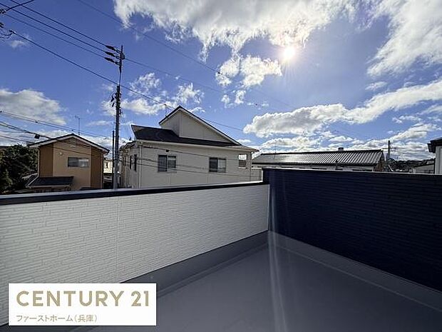 開放感のあるバルコニーで空が広く見渡せます。日当たりが良好なスペースです。周囲の住宅街に溶け込む落ち着いた雰囲気です。お手入れしやすい床面が特徴的です。