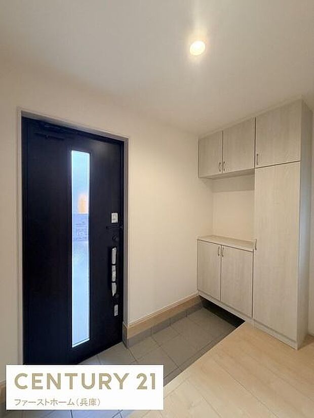 玄関ドアの大きなガラス部分が室内に自然な採光をもたらします。収納スペースが豊富で整理整頓がしやすい設計です。ゆとりあるスペースで使い勝手の良さが感じられます。