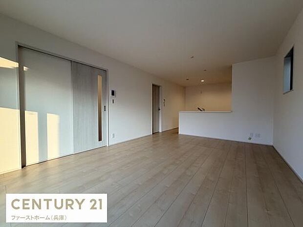 室内全体が明るくすっきりとした印象のリビングです。木目調のフローリングが空間に温かみを与えています。窓から差し込む自然光が気持ちよく広々とした空間が魅力的です。