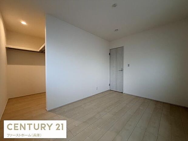 シンプルな内装で好みのインテリアを楽しめる寝室です。ナチュラルなフローリングが落ち着いた雰囲気を演出します。ウォークインクローゼットも隣接しており収納力に優れています。