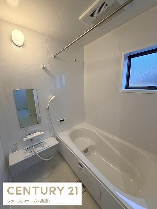 清潔感のあるバスルームです。小窓からの採光があり空間に明るさを感じられます。浴槽は広々とした印象でお手入れもしやすいシンプルなデザインです。壁や床の色合いも落ち着いています。