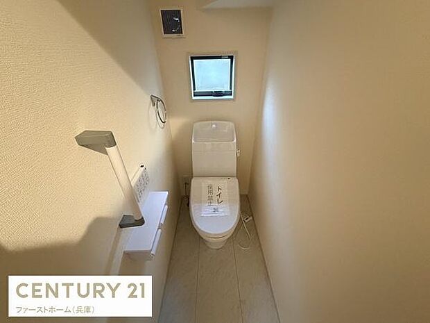 明るい空間のトイレです。窓があり換気しやすい設計となっています。シンプルなデザインで清潔感があります。手すりも設置されていて安心です。ゆったりとしたスペースも特徴です。