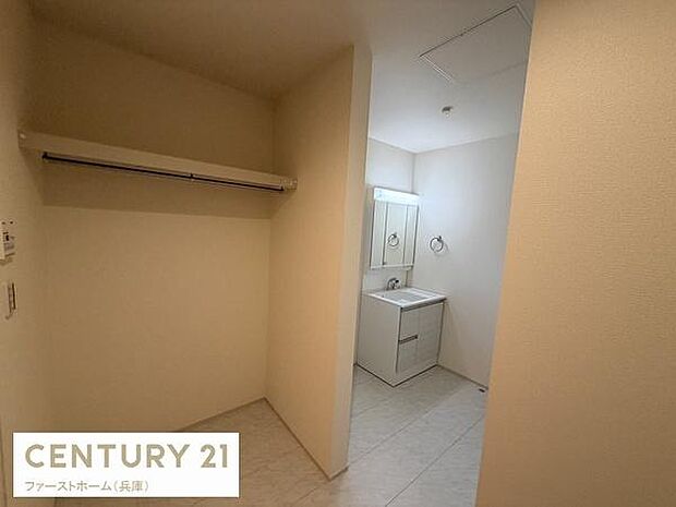 洗面台はシンプルなデザインで清潔感のある空間となっています。収納スペースも確保されており使い勝手が良さそうです。全体的に明るい雰囲気が特徴です。落ち着いた配色で毎日の身支度がスムーズに進みそうです。