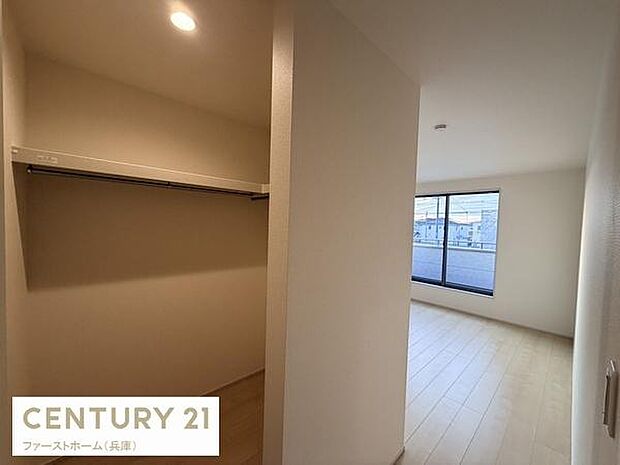 収納スペースがしっかり確保されていますのですっきりとした空間が保てます。クローゼットが独立しているため居室を広く利用できます。明るい室内で使い勝手の良い収納が魅力です。