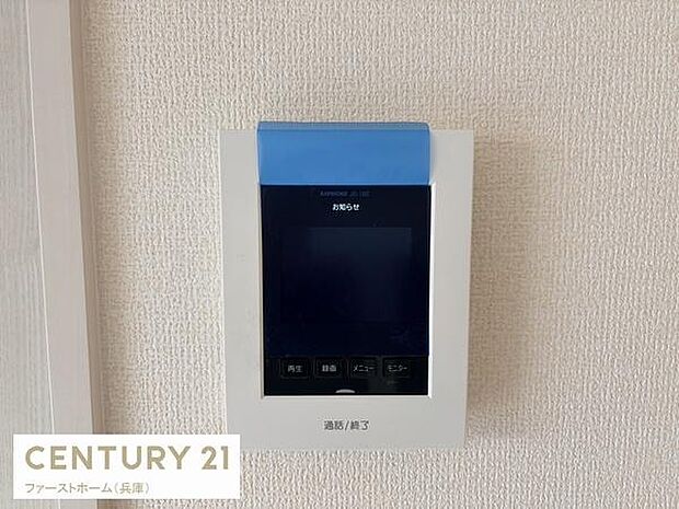 壁面に設置されたモニター付きインターホンが訪問者の確認に役立ちます。スタイリッシュなデザインで空間に調和しています。操作ボタンも見やすく使いやすい設計です。シンプルな配置でお手入れもしやすい仕様です。