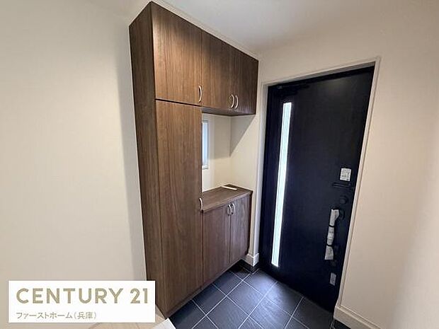 玄関には収納力のあるシューズボックスを備えています。明るい内装と黒色のドアがメリハリのある印象です。床はお手入れしやすいタイル仕様となっています。スッキリとした空間づくりが可能です。