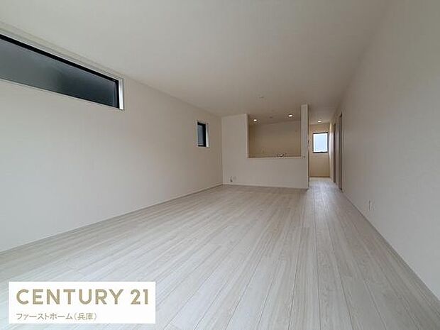 リビングは開放感のある広々とした空間です。窓からの採光が明るさを演出します。シンプルな内装でインテリアのアレンジがしやすいです。落ち着いた雰囲気が魅力です。