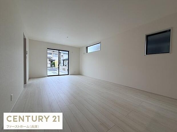 広々とした空間が広がるリビングです。大きな窓からやさしい光が差し込み明るさが感じられます。シンプルな内装で様々なスタイルに合わせやすいデザインです。床材の色合いが爽やかな印象を演出しています。