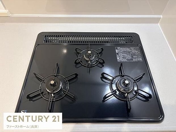 三口コンロが設置されているため同時に複数の調理が可能です。天板はフラットなデザインでお手入れがしやすい仕様です。シンプルな操作パネルも特徴的で毎日使うキッチンに便利です。