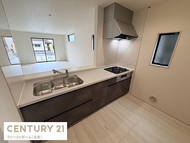 広々としたカウンターキッチンが特徴です。窓からの明るい光が差し込み開放感があります。収納スペースも豊富で片付けがしやすい設計です。清潔感のあるシンプルな仕上がりとなっています。