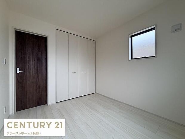 明るい色合いの床と壁が特徴の子供部屋です。収納スペースが扉付きでしっかり確保されています。窓から自然光が入りやすい設計です。シンプルな内装でアレンジが楽しめます。