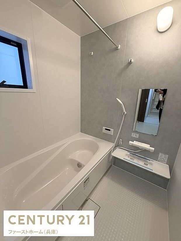 シンプルで清潔感のあるバスルームです。浴槽にはゆったりと入ることができます。小窓があり採光と換気に便利です。壁面ミラーや洗い場も使いやすい配置です。