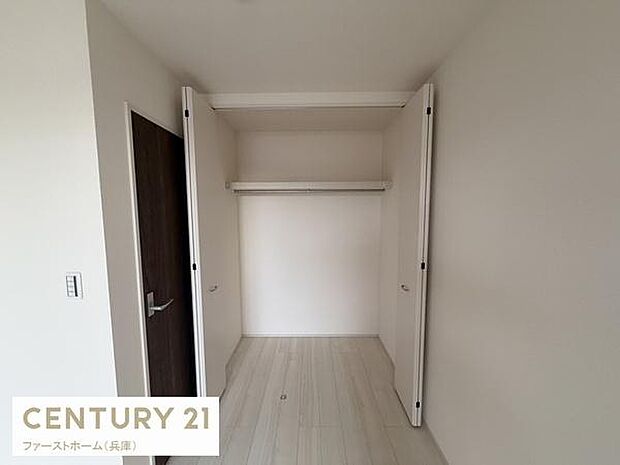 扉付きの収納スペースが設けられておりすっきりとした印象です。内部は広さがあり使い勝手が良さそうです。ハンガーパイプ付きで衣類も整理しやすい仕様です。明るい色調の床と壁が空間をより広く見せています。