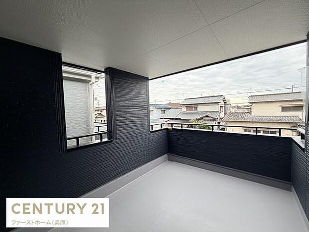 奥行きのあるバルコニーが魅力です。屋根がしっかり設けられているため雨の日も安心です。周囲の住宅地の眺望が楽しめる開放感があります。壁面のモダンなデザインがスタイリッシュな印象を与えます。