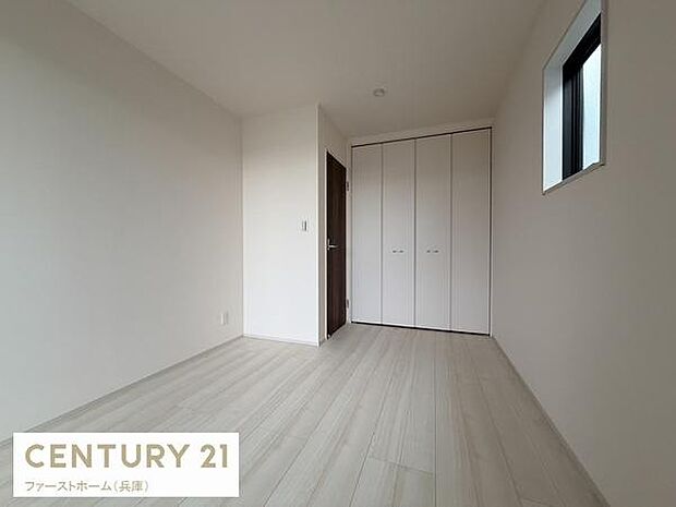 明るい色調のフローリングが空間を広く見せています。収納付きで整理整頓がしやすい洋室です。窓からの自然光が室内に入る設計になっています。シンプルな内装でお好みのインテリアを楽しめます。