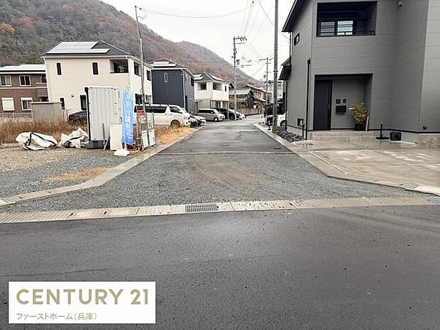 周辺はすっきりとした街並みが広がっています。前面道路は舗装されており車の出入りもスムーズです。現地の様子や周辺環境がしっかりと確認できます。緑の多いエリアで落ち着いた雰囲気が印象的です。