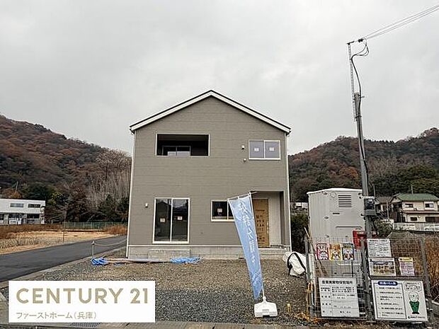 シンプルで落ち着いた外観が魅力の戸建住宅です。周囲は開放的な環境で自然を感じるロケーションです。車の出入りもスムーズな敷地設計となっています。