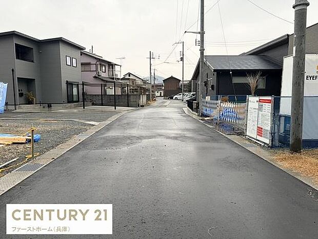 前面道路が広く車の出し入れがしやすい環境です。周辺には落ち着いた雰囲気の住宅が並んでいます。新しい舗装がされており清潔感のある印象です。電柱や配線も整然としていてすっきりとした街並みが特徴です。
