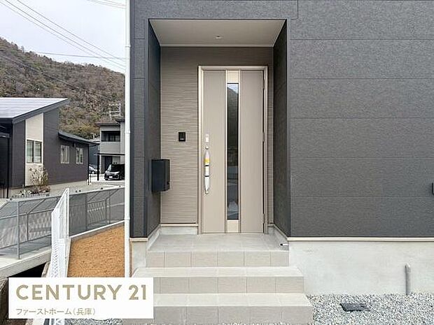 スタイリッシュなデザインの玄関が住まいの印象を引き立てます。シンプルな外観で幅広いインテリアに調和します。段差の少ないアプローチで出入りもスムーズです。モダンな雰囲気が特徴的な玄関スペースです。