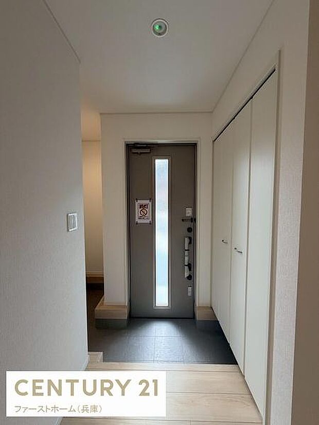 明るい光が差し込む玄関スペースです。無駄のないシンプルなデザインが特徴です。収納スペースも備えられています。清潔感のある内装が印象的です。玄関周りがすっきりとしています。