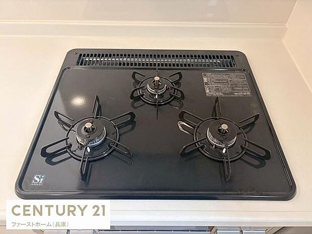 お手入れしやすいフラットなガスコンロです。三口タイプなので同時調理も可能です。シンプルなデザインでキッチンをすっきり見せます。調理の幅が広がる設備です。操作パネルも見やすい配置になっています。