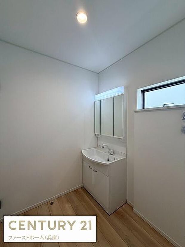 シンプルなデザインの洗面台が設置されておりお手入れもしやすい仕様です。壁面には小窓があり明るさと換気に配慮されています。清潔感ある空間が広がっています。