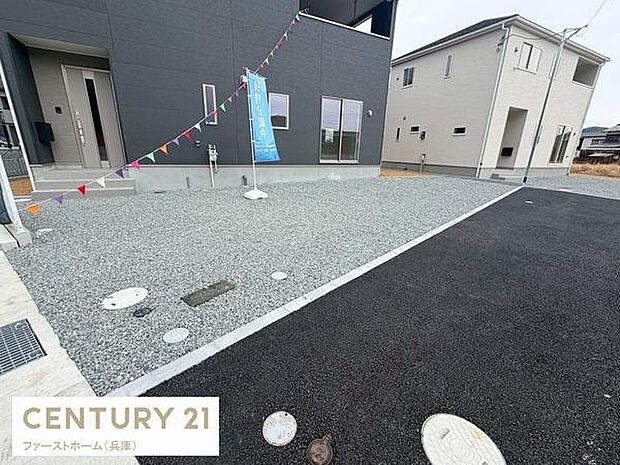 広々とした駐車スペースが確保されています。敷地内に車を停めやすく出し入れもスムーズに行えます。前面道路とのアクセスも良好で利用時に便利です。整備された駐車場が魅力のポイントです。