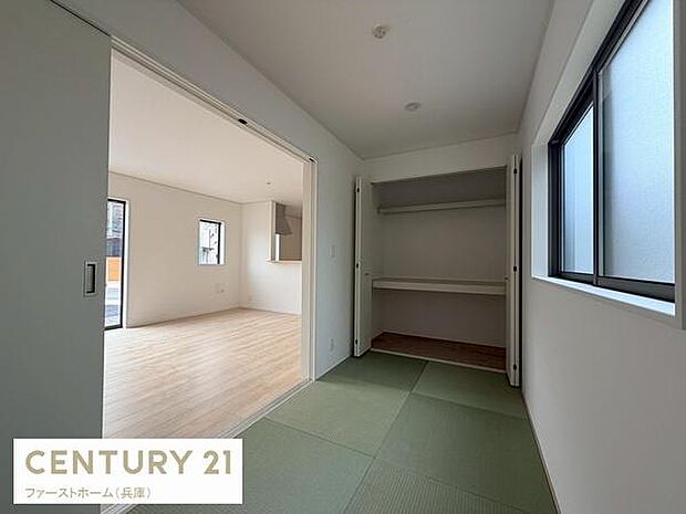 畳の温かみが感じられる和室です。大きな窓から光がしっかりと入る明るい空間です。収納スペースもあり整理整頓がしやすいです。居室とのつながりがあり使い勝手が良いです。