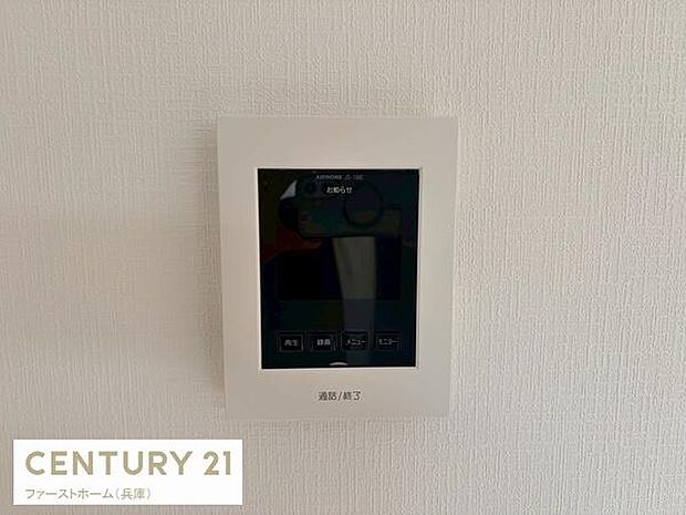 シンプルで見やすいデザインのインターホンが空間に自然に溶け込んでいます。操作ボタンも分かりやすく配置されています。壁面への設置がすっきりとした印象です。モニター機能も確認できます。