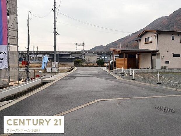 前面道路が広く車の出入りがしやすい現地写真です。周辺は開放感があり見通しの良いロケーションです。落ち着いた住宅街が広がっています。道路脇の整備も行き届いていて利便性を感じられます。