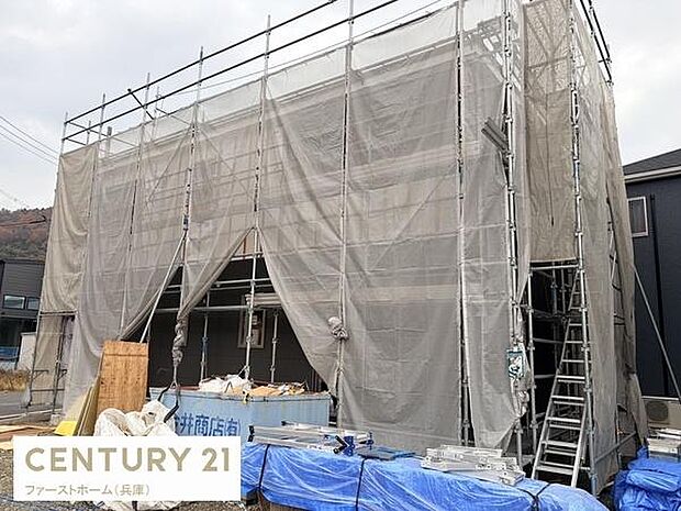 外観がしっかりと工事中で今後の仕上がりが楽しみな物件です。新築ならではの清潔感が魅力的です。足場や養生が丁寧に設置されています。周囲の環境にも調和した雰囲気が感じられます。