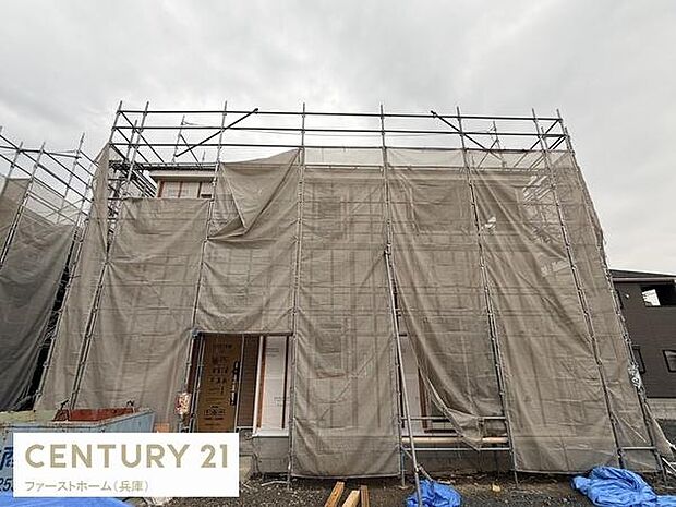 建設中の建物がしっかりと覆われており作業工程が順調に進行中です。工事用の足場が整然と組まれており安全対策にも配慮されています。将来的な完成が楽しみな外観です。外壁工事の様子が確認できます。