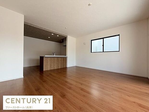 リビングには大きな窓があり自然光がたっぷりと入ります。木目調フローリングが明るい印象を与えます。キッチンとリビングがひと続きの空間で使いやすいです。白を基調とした壁で開放的な雰囲気が感じられます。