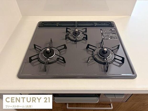 ガスコンロが三口あるため同時に複数の料理が進められます。フラットなトップでお手入れも簡単です。配置が効率的で作業がしやすい点が魅力です。シンプルなデザインが空間に調和します。