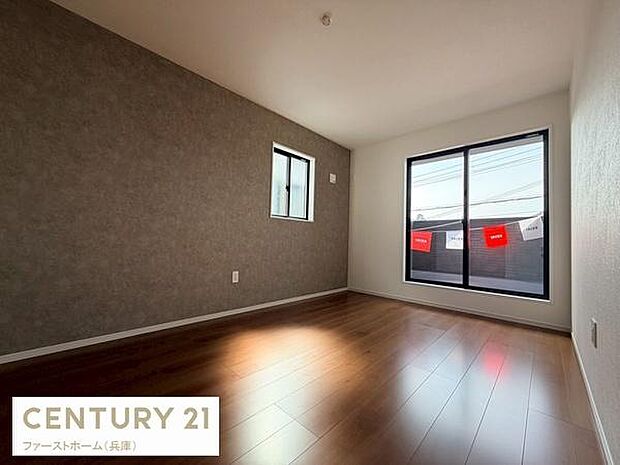 シンプルで落ち着いた雰囲気の寝室です。大きな窓から光が差し込み室内を明るく演出しています。壁面のデザインが空間にアクセントを加えています。ゆとりある広さで使いやすい印象です。