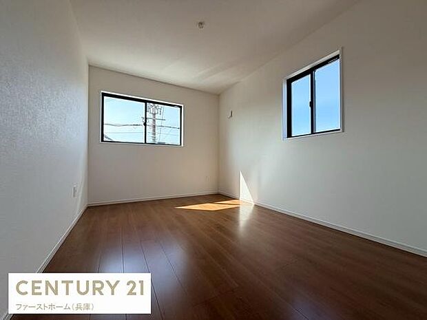 二面採光により室内が明るく立体的な印象の子供部屋です。すっきりとした壁面が多く家具の配置がしやすい空間です。床の色合いが温かみを演出し快適な室内環境となっています。シンプルなデザインが特徴です。