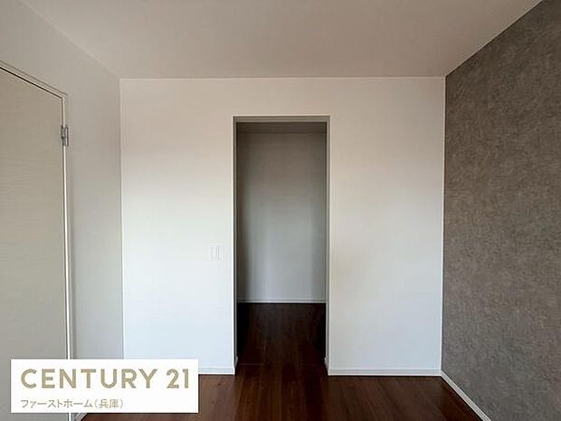 シンプルなデザインの収納スペースです。壁面がすっきりとして使いやすさが感じられます。収納部分は奥行きがあり様々な用途に対応できます。床と壁のコントラストがアクセントになっています。