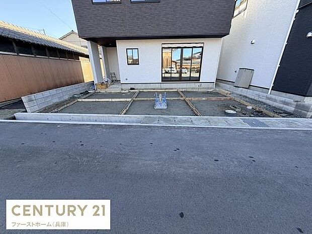 駐車スペースが確保されており複数台の車が停められる広さがあります。住宅のすぐ前に位置しているため移動も便利です。前面道路との高低差が少なく進入しやすい設計です。