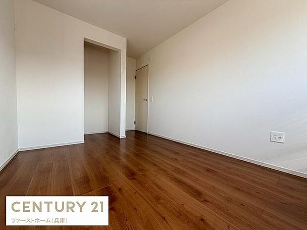 洋室は明るい色調の壁と木目調の床が調和し落ち着いた雰囲気です。奥行きのある空間設計で開放感が感じられます。収納スペースも確保されており実用性も持ち合わせています。