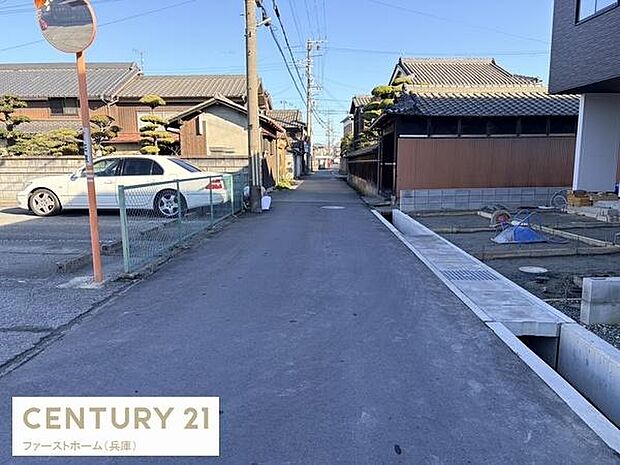 現地前面道路は幅員があり車の通行もスムーズに行えます。周辺は落ち着いた住宅街で静かな環境が広がっています。電柱や電線などインフラも整備されており生活利便性も確保されています。